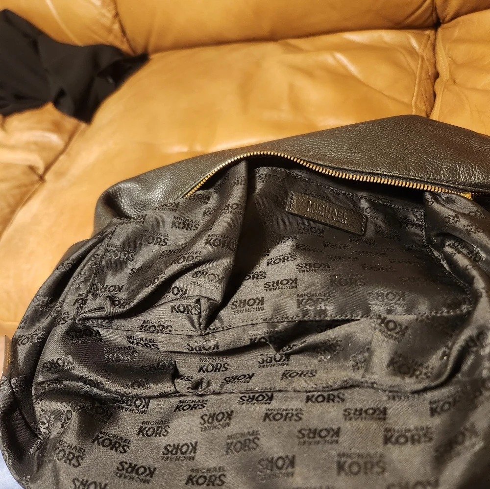 LOW START Michael Kors Black and Gold Shoulder Bag LIKE NEW Textured Leather - Picture 6 of 10